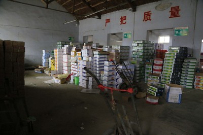攤主說(shuō)他所有的農(nóng)藥化肥都是從正規(guī)渠道進(jìn)的貨,然后批發(fā)到銷售點(diǎn)