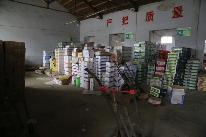 攤主說他所有的農(nóng)藥化肥都是從正規(guī)渠道進的貨,然后批發(fā)到銷售點